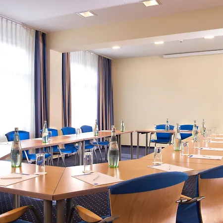 吕贝克海蓝宝石温德姆特里普酒店 酒店